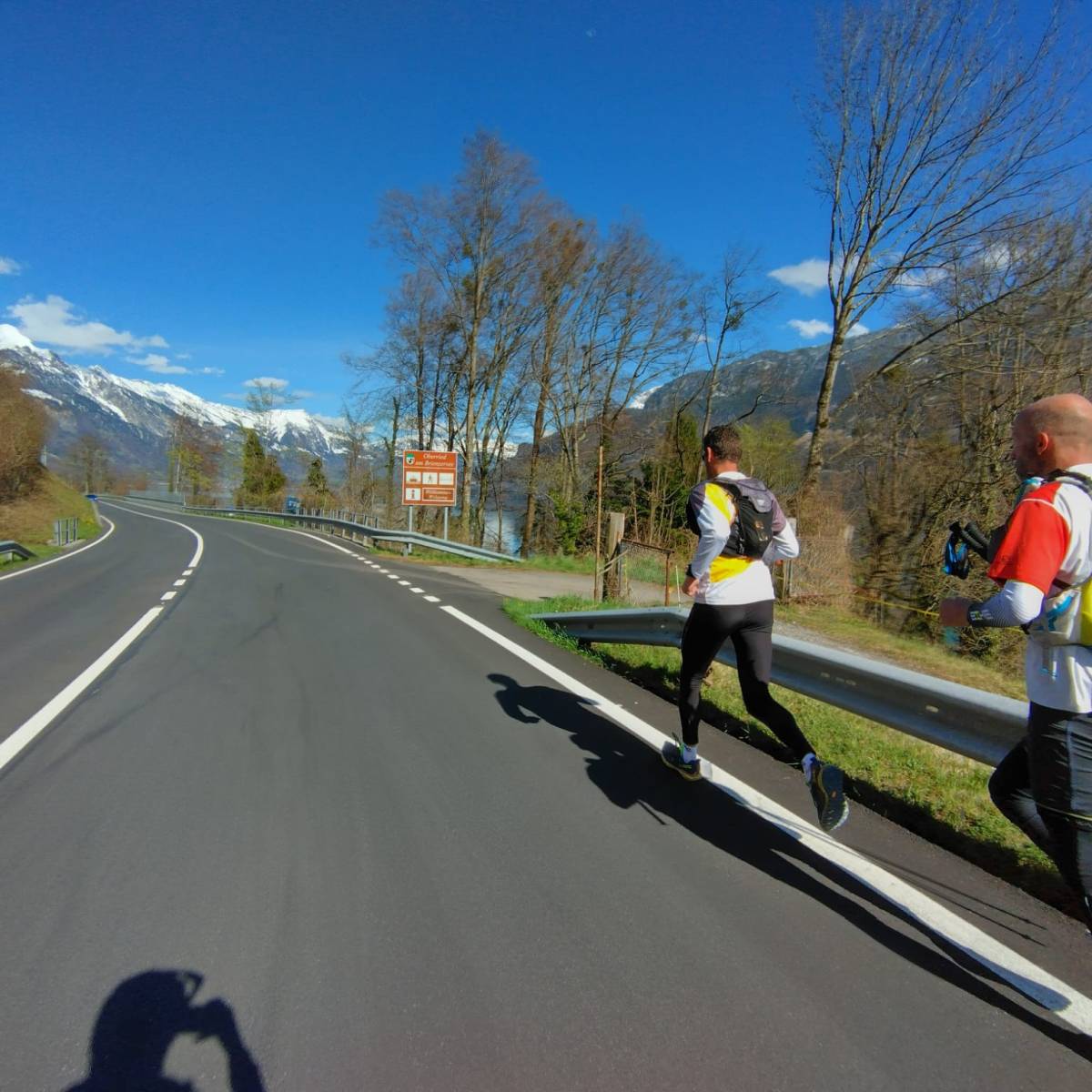 Dag VIII. Klussen Zwitserland, het Dol Dwaas Drietal loopt marathonnetje tegen de ziekte van Lyme